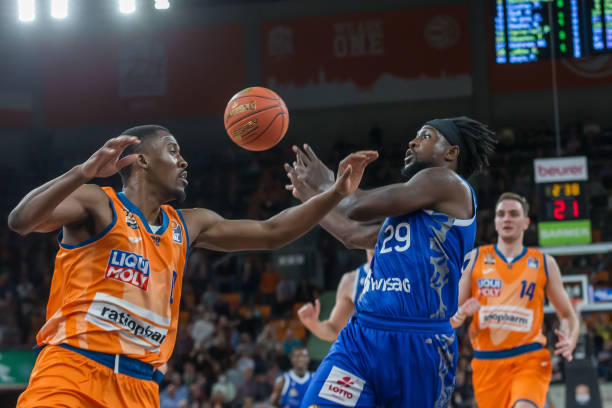 然而这场比 然而这场比