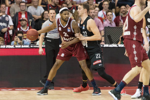 两人却因 两人却因